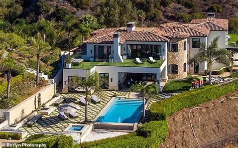 Keeping up with the kardashians star and lip kit mogul kylie jenner has purchased her second home in hidden hills, california. Kylie Jenner paying $450K a month to rent Malibu manor ...