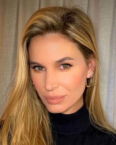 From wikipedia, the free encyclopedia. La primera salida de Dolores Barreiro luego de su separación