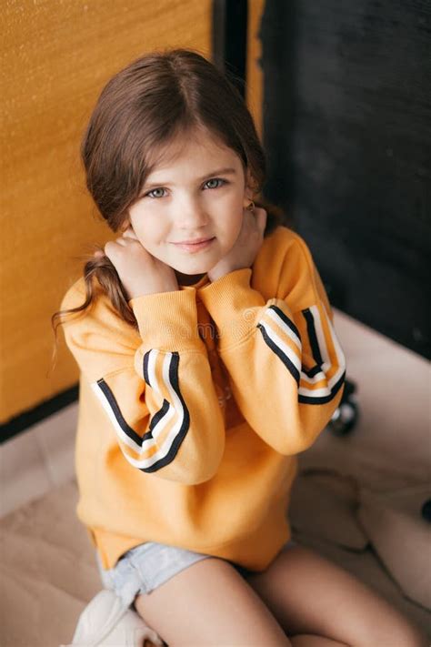 Ritratto Di Bella Bambina In Vestiti Di Modo Immagine Stock Immagine