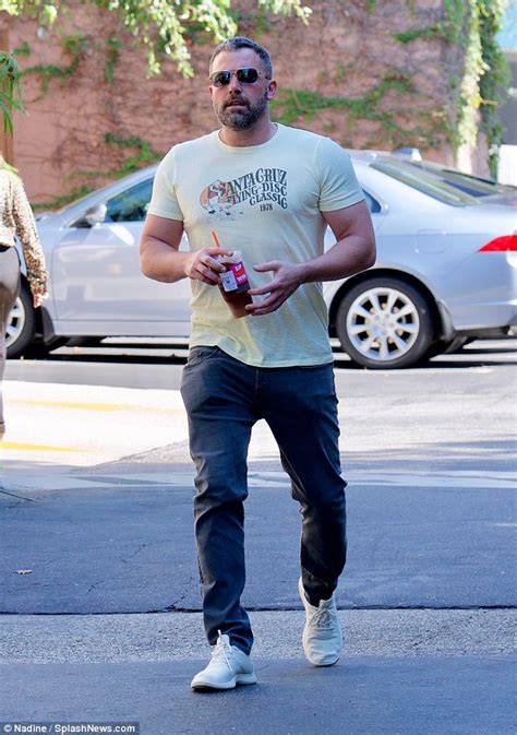 ben affleck s buff body revealed troubled star flexes his muscle after quitting booze in rehab