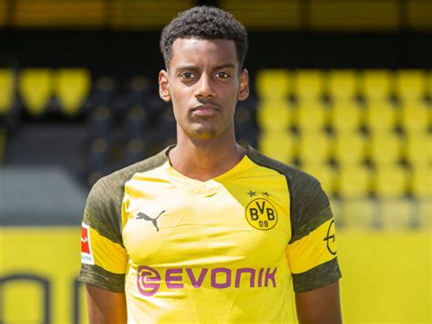 At uwc isak japan we empower each other to be transformational leaders who explore new frontiers and make a positive impact today and in the future. Alexander Isak believes he can still make his Dortmund ...