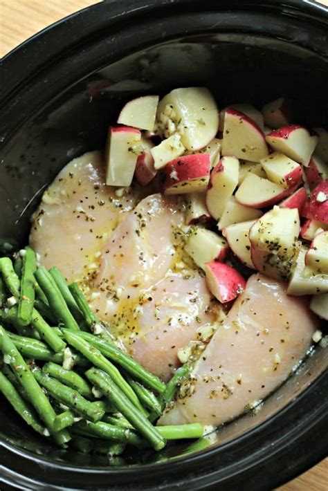 This turmeric chicken dinner recipe can be made ahead and just put in the slow cooker. 29 Healthy Slow Cooker Chicken Recipes | sweetpeasandsaffron.com