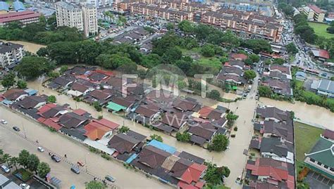 The floods also claimed several lives. Flash floods drown Penang as Doksuri lashes | Free ...