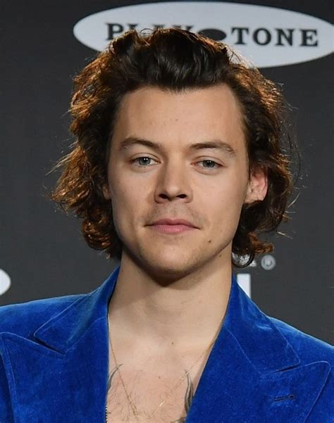 Harry Styles continues to dress like a legend in the making - Esquire Middle East