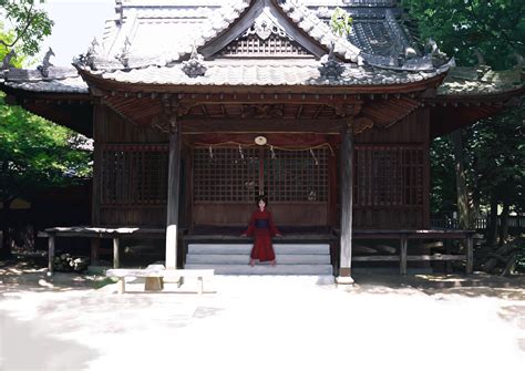 barefoot-black-hair-erhu-japanese-clothes-realistic-scenic-shrine-tree-yukata-konachan-com