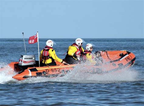 Bridlington RNLI Inshore Lifeboat Called To Assist Boat With Five