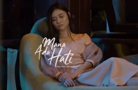 Ini bukan lagu cinta kita yang dulu saat itu ku pikirkan cinta matiku namun kini ternyatalah hatiku milik dia bukan engkau seperti ku sangka. LIRIK LAGU MANA ADA HATI - AYDA JEBAT - Aku Sis Lin