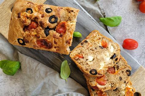 CAKE AUX TOMATES CERISES FETA ET OLIVES