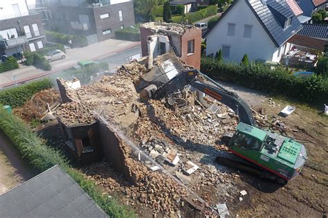 Finden sie ihre passende wohnung zum thema: Großes Zweifamilienhaus im Wulfener Ortskern weicht ...