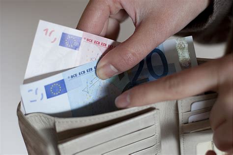 La cédula rut electrónica del servicio de impuestos internos de chile (sii) es un documento en formato digital que identifica al contribuyente para efectos tributarios. Ejemplos de impuestos directos