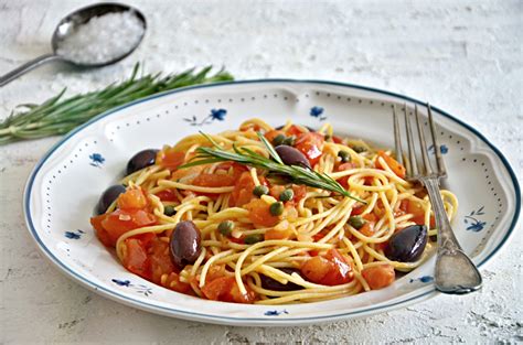 Spaghetti Mit Frischen Tomaten Oliven Und Kapern
