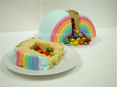 Mal mit schokolinsen, mal mit blaubeeren, mal mit gummibärchen. Rainbow Piñata Cake (Regenbogen- Piñata-Kuchen ...