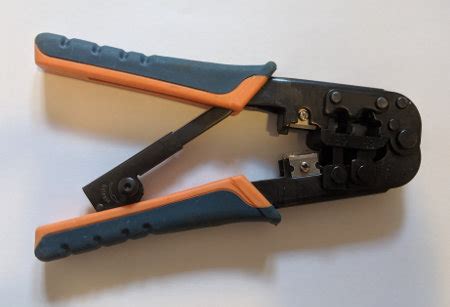 Ein patchkabel mit rj45 stecker verbindet anschließend die netzwerkdose mit dem entsprechenden gerät. Wie ein Netzwerkkabel herstellen oder reparieren - www ...