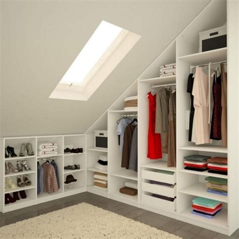 Wenn sie auch zu dachgeschossbesitzern gehören, werden sie den wunsch von passgenauer einrichtung der räume trotz dachschräge kennen. Begehbarer Kleiderschrank Dachschra Dachschräge Schrank ...
