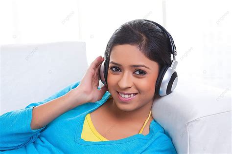音楽を聴くヘッドフォンを持つ少女の肖像画 ベクター 背景 無料ダウンロードのための画像 Pngtree