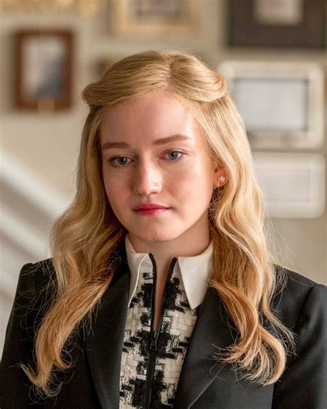 Julia Garner As Anna Delvey In Inventing Anna Rich Girl Outfits Julia Garner Anna Ariana