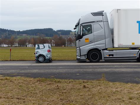 Immer wieder kommt es zu schweren. ADAC-Test von drei Lkw-Notbremssystemen
