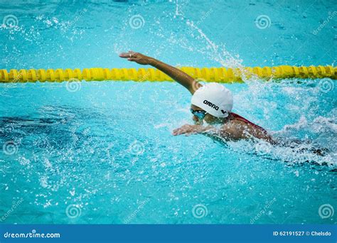 Colpo Di Farfalla Di Nuoto Dell Atleta Del Ragazzo In Stagno Fotografia Editoriale Immagine Di