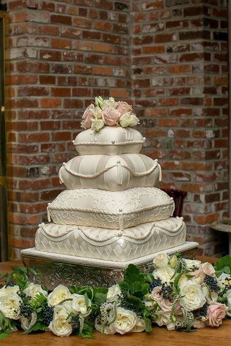 Unique wedding cake, pillow wedding cakes. pillow cake | Wedding Ideas | Pinterest | Pillow wedding cakes, Wedding cake tutorial, Pillow cakes