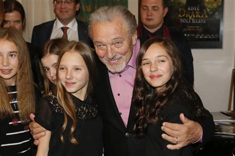 Další knižní bestseller dal vzniknout romantickému filmu v šabloně padesáti odstínů. Jako kdyby mu z oka vypadla: Charlotte Ella Gottová je ...
