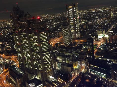 東京の街並みを一望！地上202mの絶景展望台「東京都庁展望室」は夜景も凄い｜recotrip（レコトリップ）