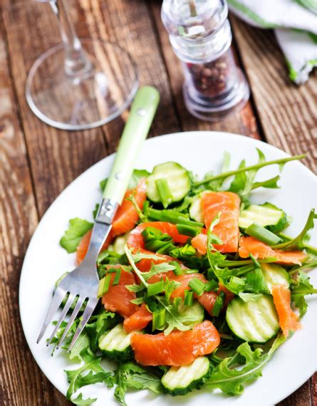 Tagliate a pezzetti il salmone affumicato. Ricette con salmone affumicato: senza cottura per l'estate