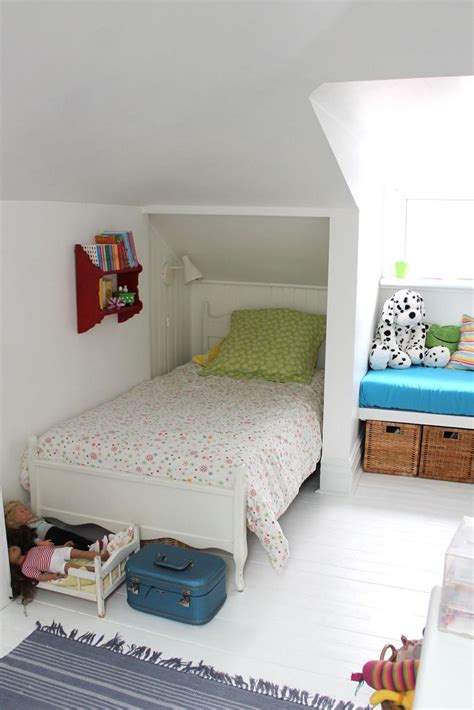 Having a room in small space like an attic is a wonderful way, but it can be too cramped if you don't know how to decorate it well. Attic bedroom | Attic bedroom small, Small bedroom ideas ...