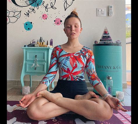 Foto Larissa Manoela Está Fazendo Meditação Nesta Quarentena Purepeople