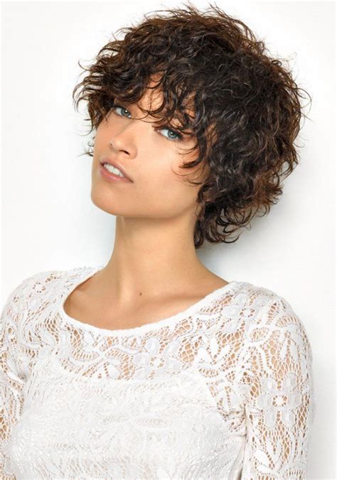 Ode à la boucle Les plus beaux modèles de coiffures pour s inspirer Short curly hairstyles