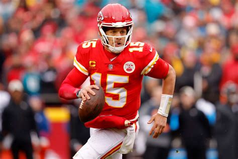 Patrick Mahomes Taking Swimsuit Photos For His Wife On Vacation The Spun