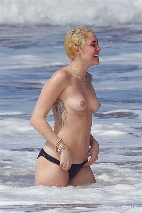Miley cyrus boobsビーチ 裸の女の子の写真