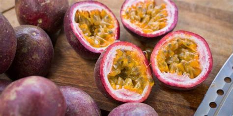 Ha foglie lanceolate e sempreverdi, i fiori rossicci. Passion fruit: come si mangia il frutto della passione ...