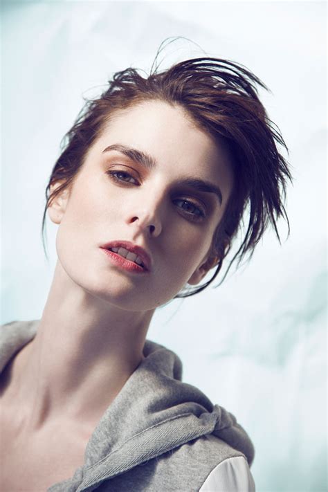 May 23, 2015 · round shaped faces should go for high, sharp brows that will cut away from the round, curvy shape. How To Find The Best Eyebrow Shape for Your Face - Kristen ...