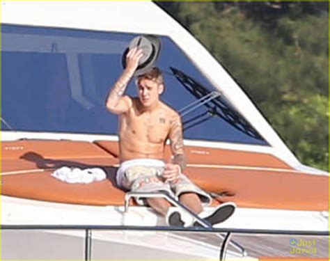 Shirtless Justin Bieber Lounges On A Yacht In Miami Photo Photo Gallery Just Jared Jr