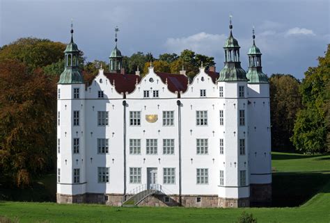 Wähle aus 23 günstigen studentenheimen und jugendheimen in wien, graz und ganz österreich. Schloss Ahrensburg via Flugdrohne Foto & Bild ...