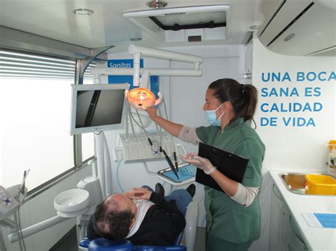La Unidad Móvil De Sanitas Dental Visita El Centro De Sanitas