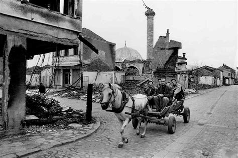 L'uçk, formée au début des années 90 pour lutter. Kosovo Photography War and Conflict | Teun Voeten