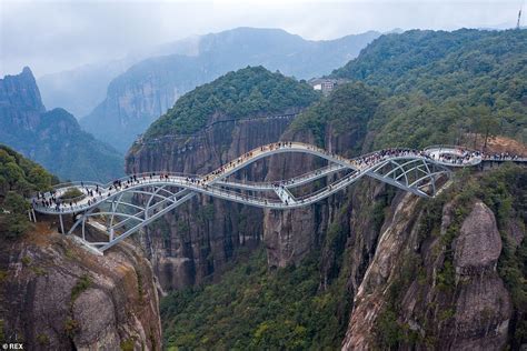 Chinas Bendy Glass Bridge Thats So Extraordinary Some Didnt