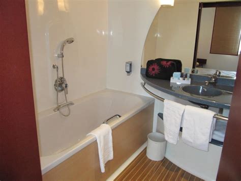 Sie benötigen eine badewanne oder möchten sie über zusatzprodukte für die badewanne erkundigen? "Badewanne" Novotel Suites Hamburg City Hotel (Hamburg ...