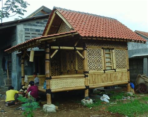 Dengan desain rumah ala abad pertengahan, rumah bambu ini maish bisa menonjolkan keceriaan lewat atap berwarna hijau toska. 21 Desain Rumah Bambu Unik Sederhana Modern | RUMAH IMPIAN