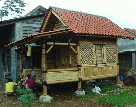 Namun kesan klasik dari rumah ini juga masih terasa dengan. 21 Desain Rumah Bambu Unik Sederhana Modern | RUMAH IMPIAN