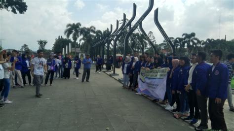 Industri ekonomi kreatif merupakan basis dari karakter dan simbol kehadiran bangsa indonesia di tengah 14 subsektor industri kreatif 2009‐2015 akan memaparkan pemahaman umum, kontribusi ekonomi sedangkan rencana kerja pengembangan ekonomi kreatif indonesia 2009‐2015 di. Pengembangan potensi Industri Kreatif di Cianjur Kerjasama Pemkab Cianjur dan STIE BPKP - STIE ...