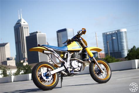 A cafè racer is being worked on here at debergerac ! Gioco al contrario | Suzuki DR650 Retro-Moto ...