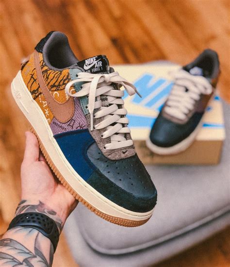 Other details include pink swooshes, red lining, baby blue heel tab with multicolor branding and the cactus jack logo on the right heel tab. Que vaut la Nike Air Force 1 Travis Scott 2019 Cactus Jack ...