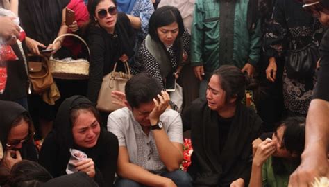 Isak Tangis Warnai Pemakaman Korban Pembunuhan Pulomas Foto