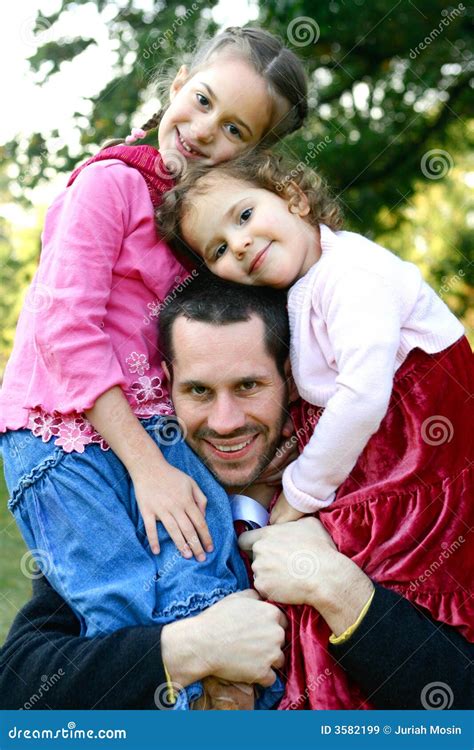 Padre Con Dos Hijas Hermosas Imágenes De Archivo Libres De Regalías