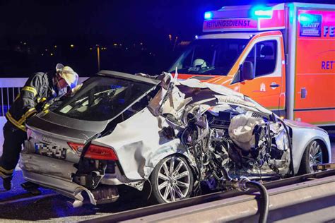 Illegales Autorennen Beifahrer 24 Stirbt Bei Kollision Mit Lastwagen