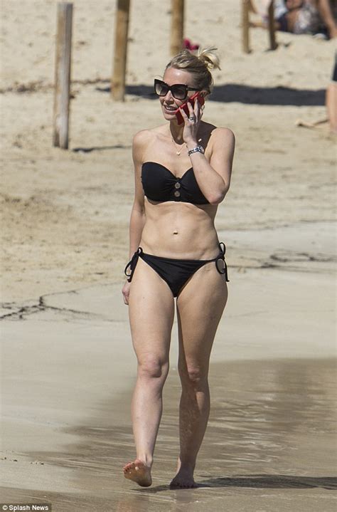 Laura Hamilton Shows Off Her Toned Abs In Strapless Black Bikini In