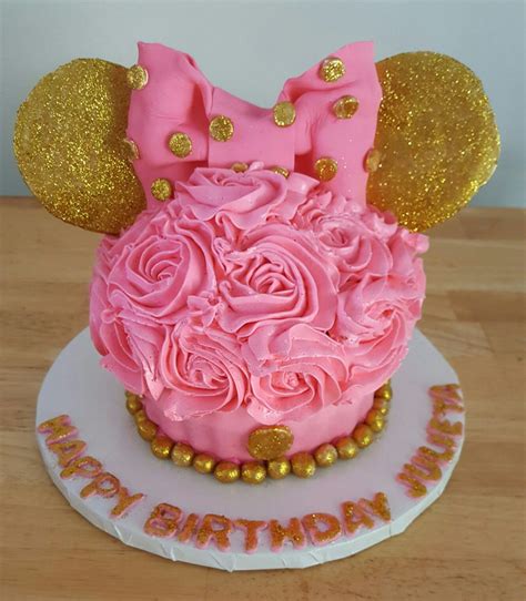Hoy quiero compartir estas hermosas invitaciones de minnie mouse por el tercer cumpleaños de federica. Minnie mouse pink and gold smash cake | Minnie mouse birthday theme, Minnie mouse first birthday ...
