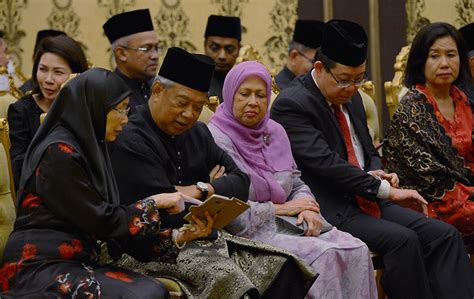 What does angkat sumpah mean in malay? Tun Mahathir angkat sumpah sebagai Perdana Menteri ...
